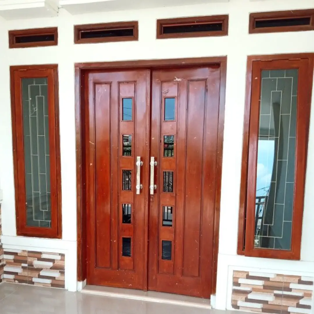 Model Kayu dengan Kaca Bertingkat