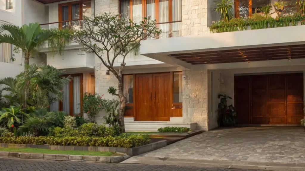 fasad dengan pintu minimalis modern