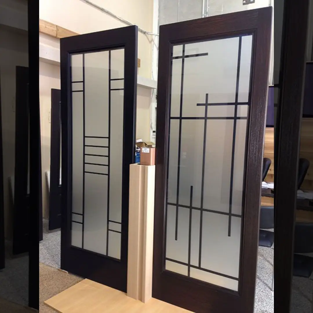 Pintu Kaca dengan Aksen Garis Vertikal Horizontal Acak