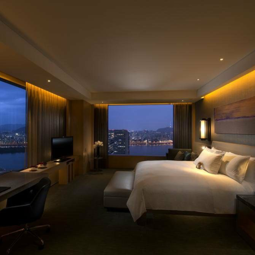 Kamar Hotel Pencahayaan Minim dan Dinding Kaca Lebar