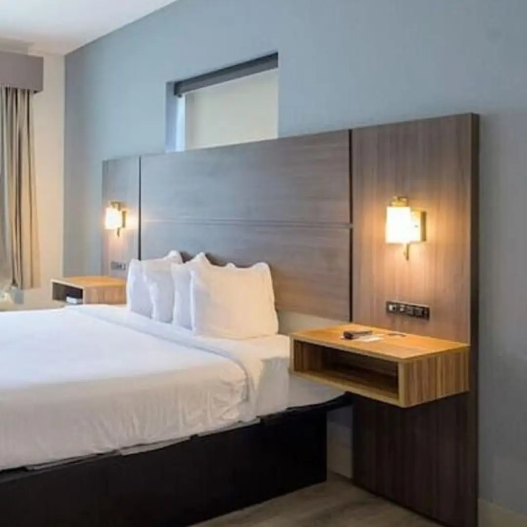 Model Kamar Hotel Minimalis dengan Dua Lampu Tidur