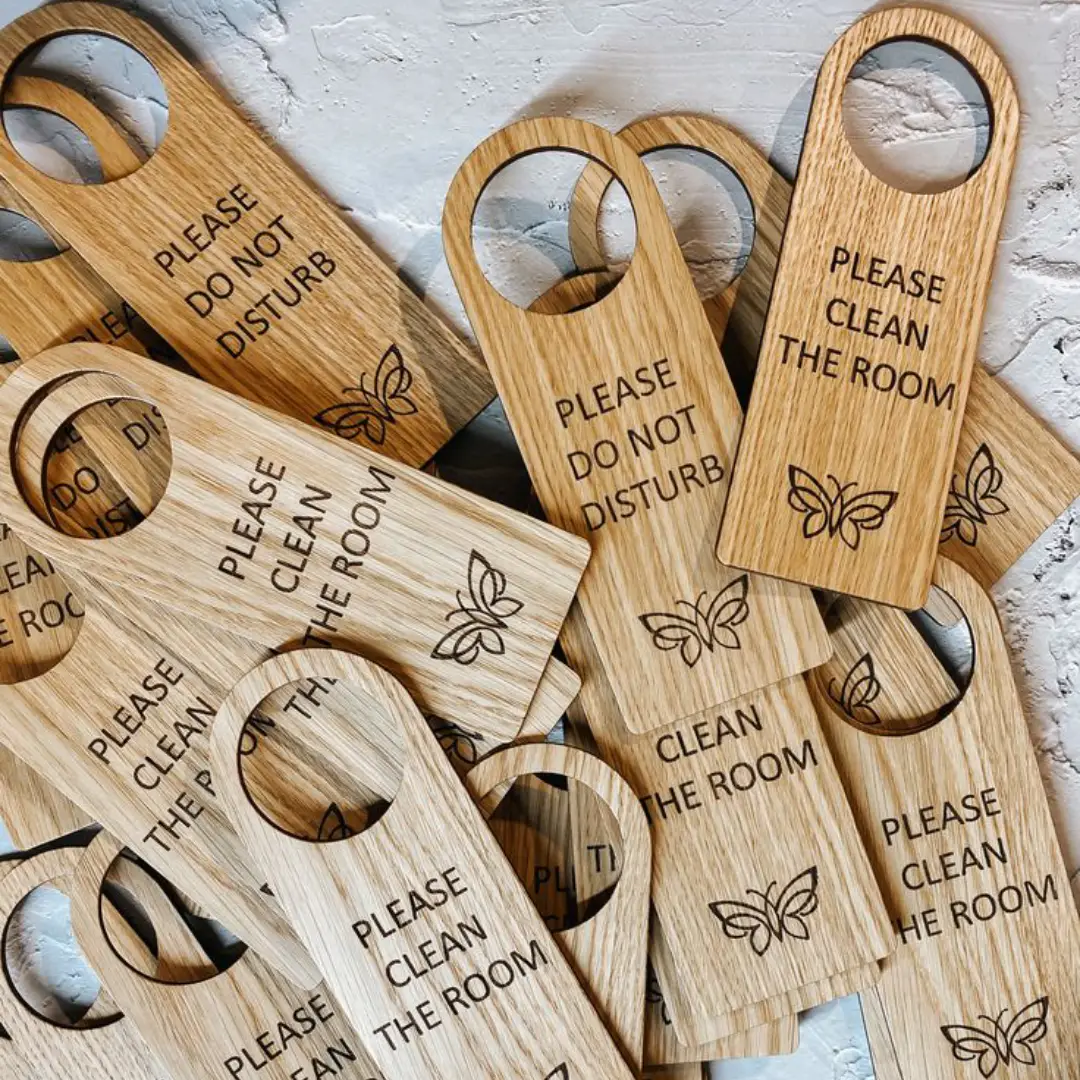 Gantungan Pintu Hotel Motif Kayu Klasik