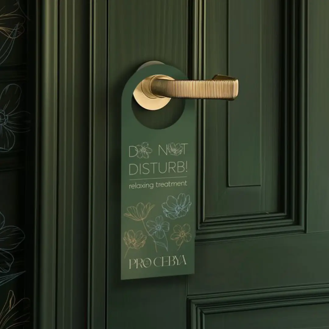 Gantungan Pintu Hotel Warna Hijau Tua yang Modern