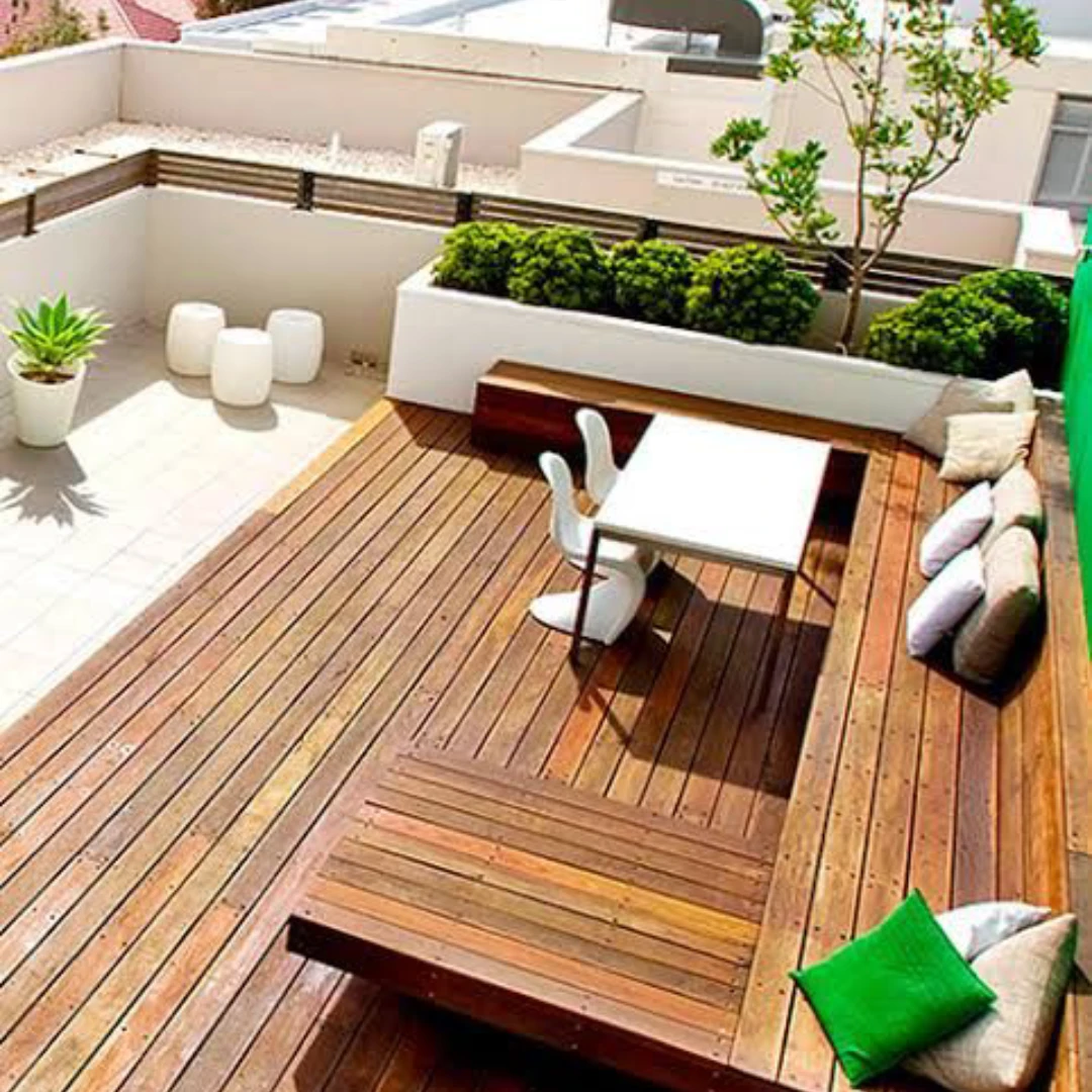 Model Rooftop Aksen Kayu dengan Tanaman Hias Minimalis