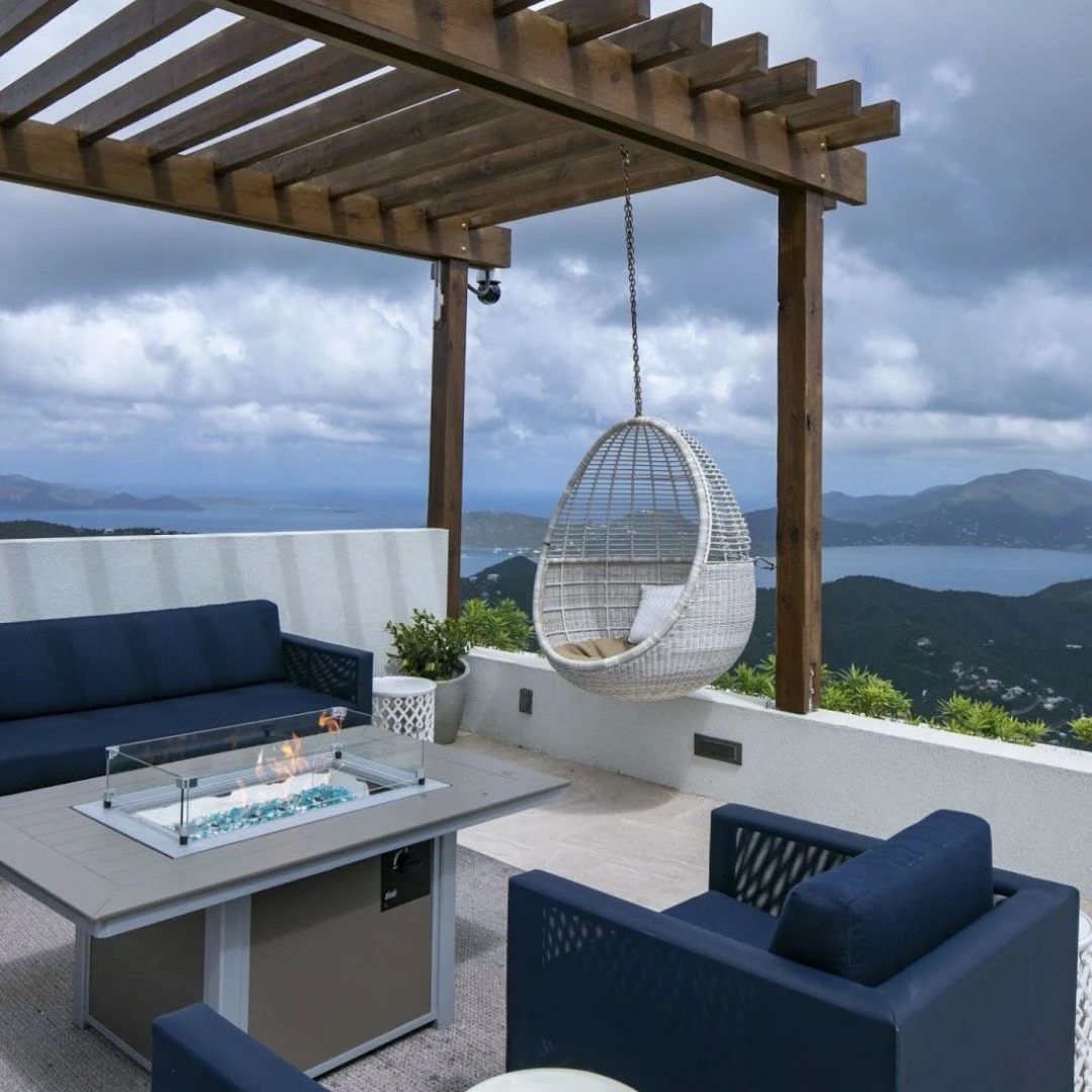 Model Rooftop Modern dengan Sofa dan Ayunan Bulat