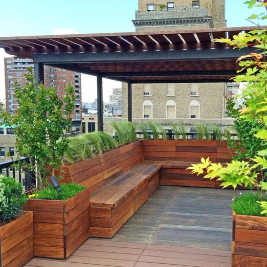 Rooftop Aksen Kayu dan Tanaman Minimalis