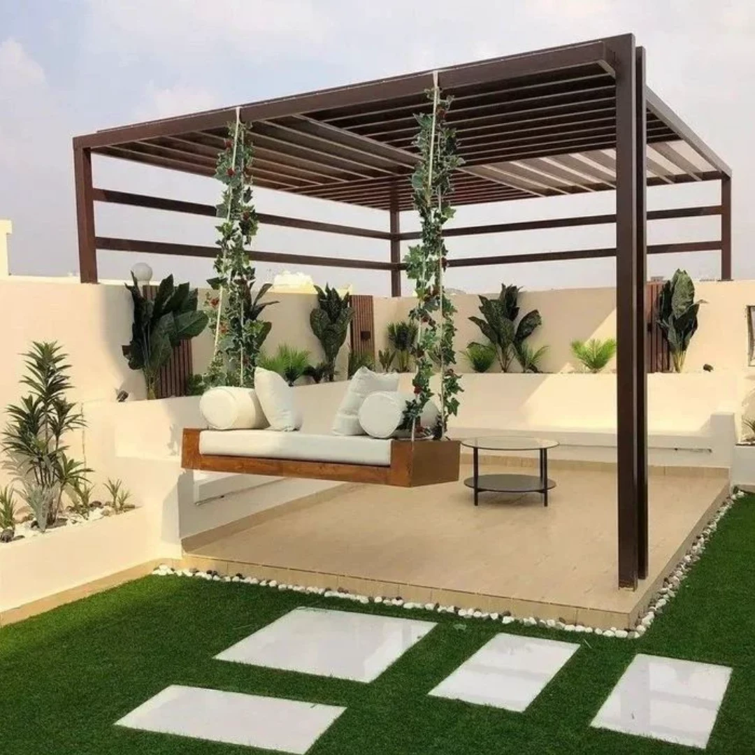 Rooftop Asri dengan Ayunan dan Lantai Rumput Sintetis