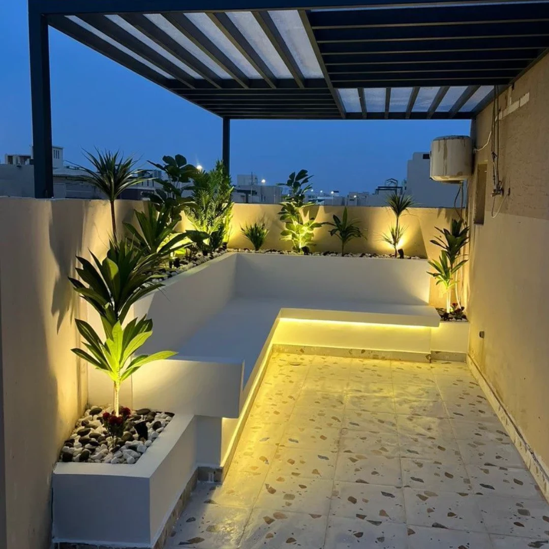 Rooftop Mini dengan Nuansa Aksen Putih
