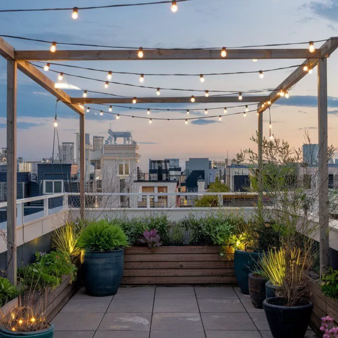 Rooftop dengan Rangkaian Susunan Lampu Cantik