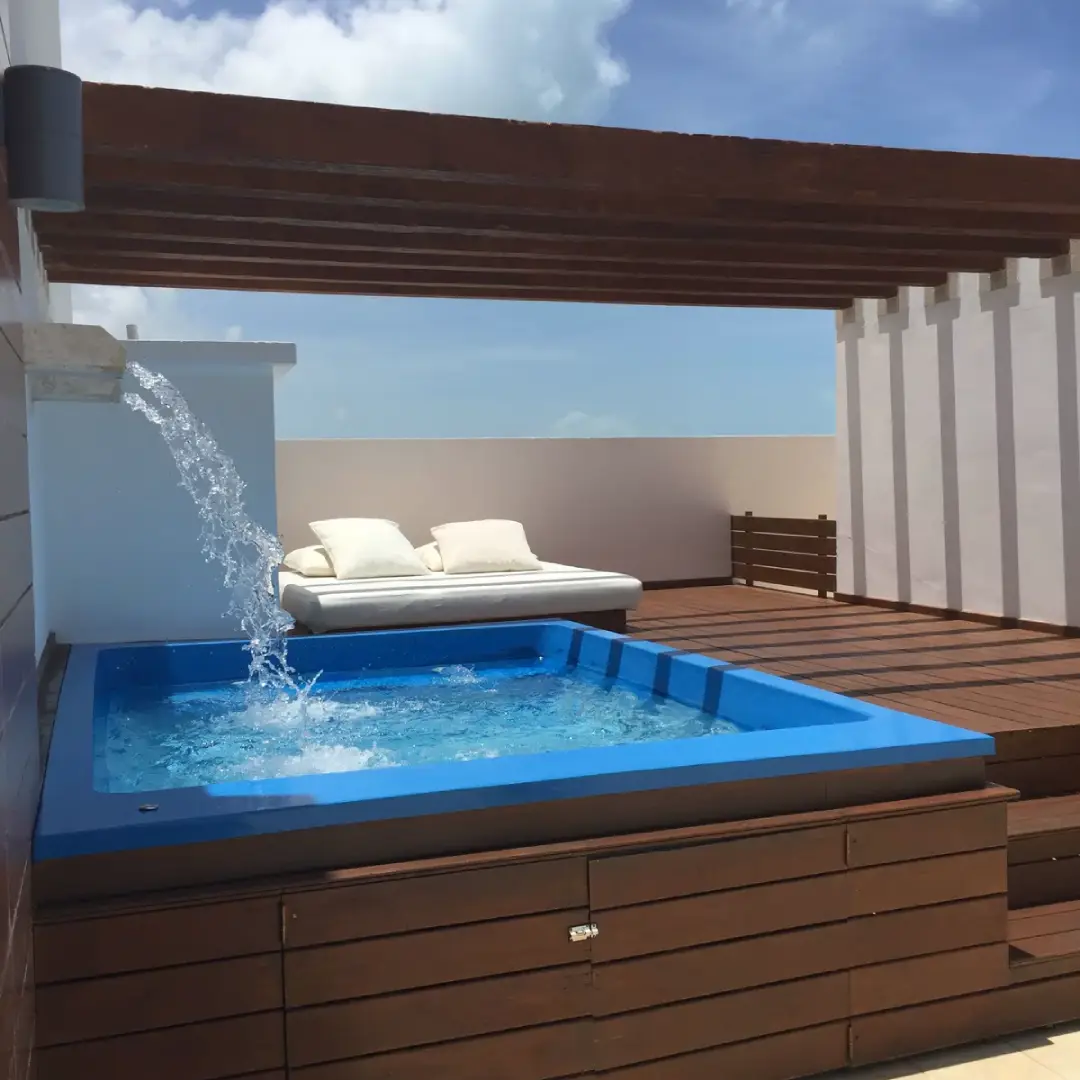Rooftop Kolam Renang dengan Air Mancur