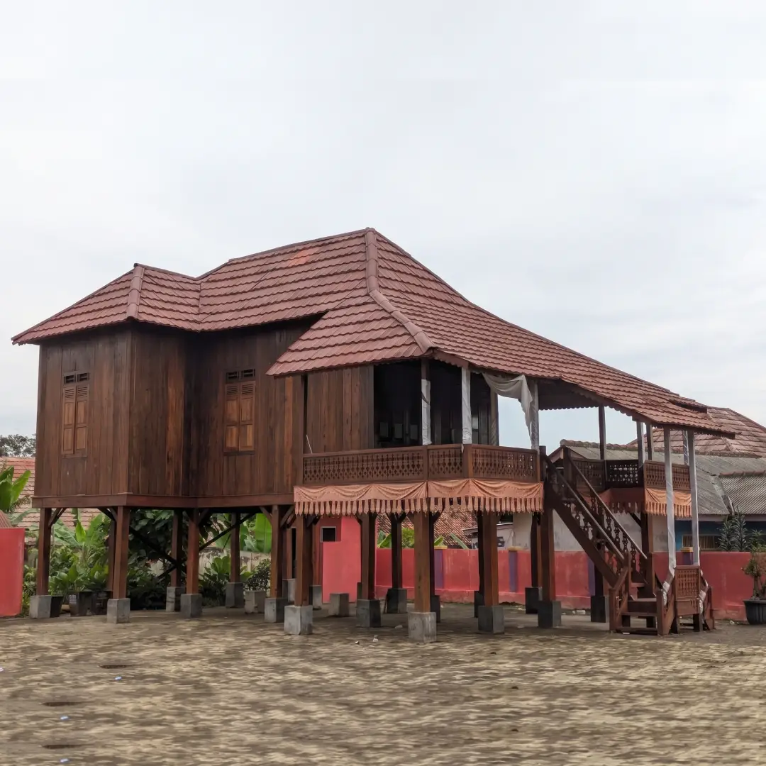 Rumah Adat Lampung Lamban Pesagi