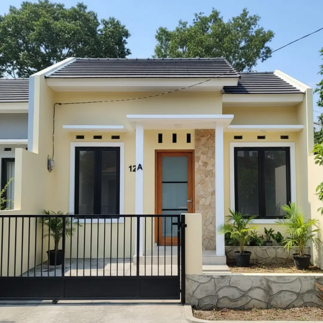 Fasad Rumah dengan Cat Cream Kuning Gaya Minimalis